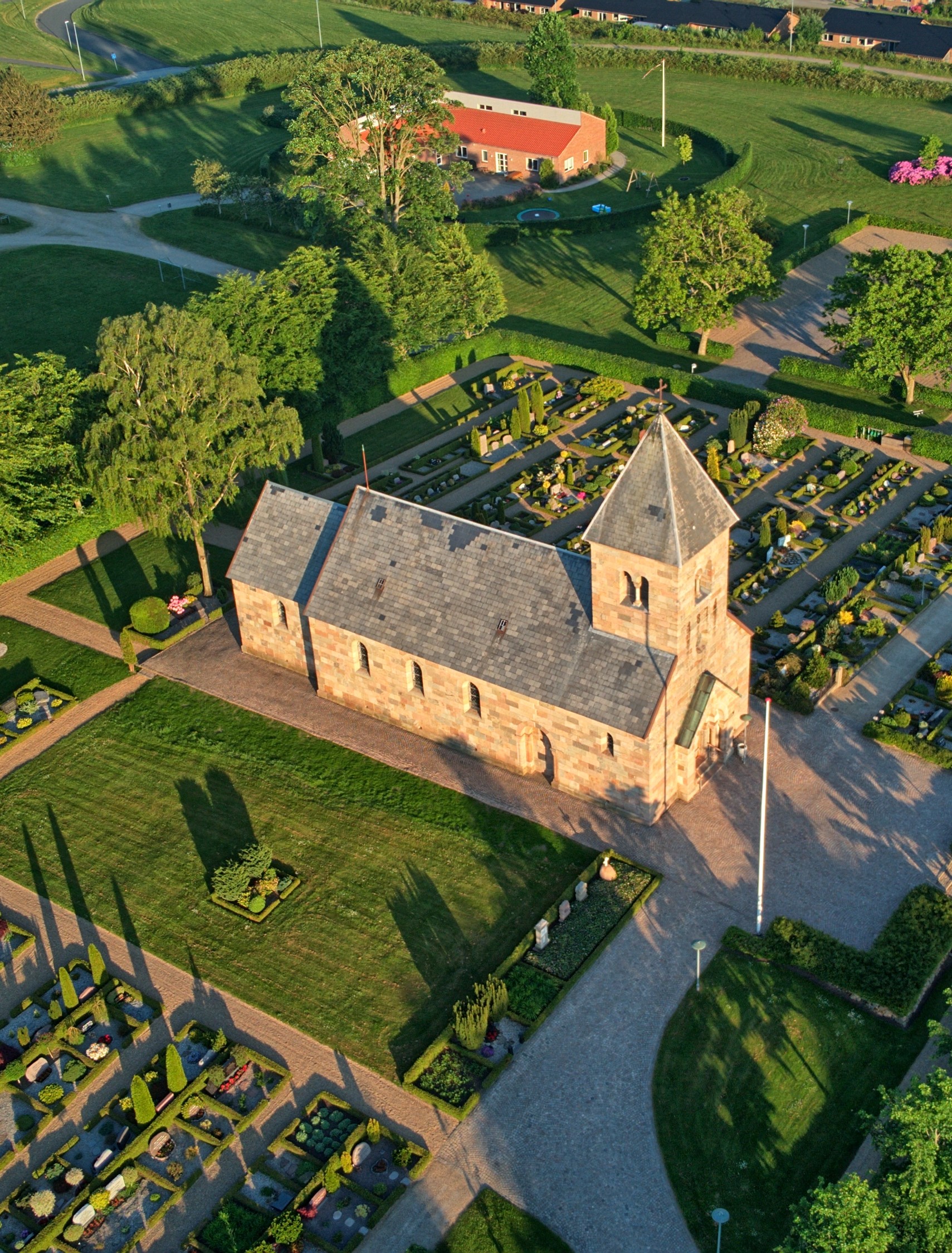 Hørup Kirke af Dronetapet.dk